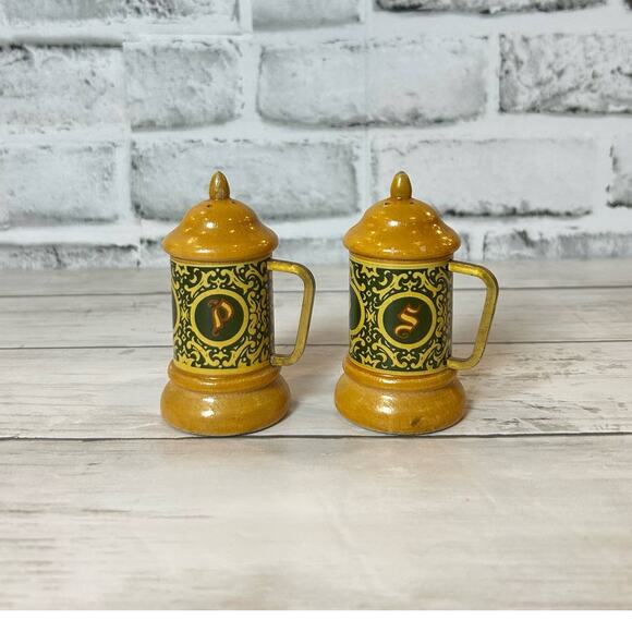 Vintage Wooden Beer Stein Salt and Pepper Shakers Light Wood/Green Cork Bottom - Picture 1 of 4